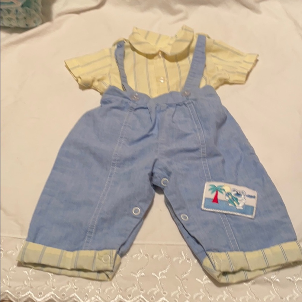 Vintage 2 piece 👕 and pants 👖.